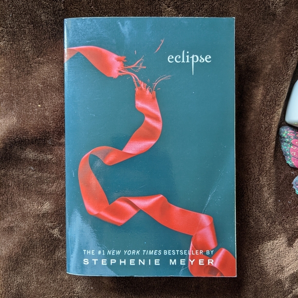 New Moon and Eclipse by Stephenie Meyer - Picture 8 of 11